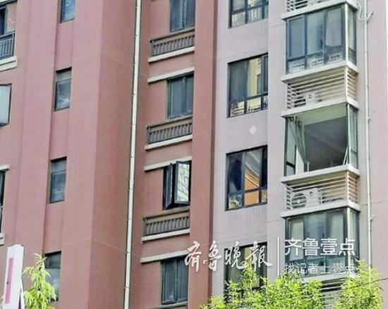 該住戶家的窗戶多處破損。 齊魯晚報·齊魯壹點記者 時培磊 攝